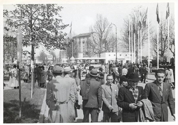 Fiera di Milano - Campionaria 1941 - Entrata di porta Domodossola - Folla di visitatori