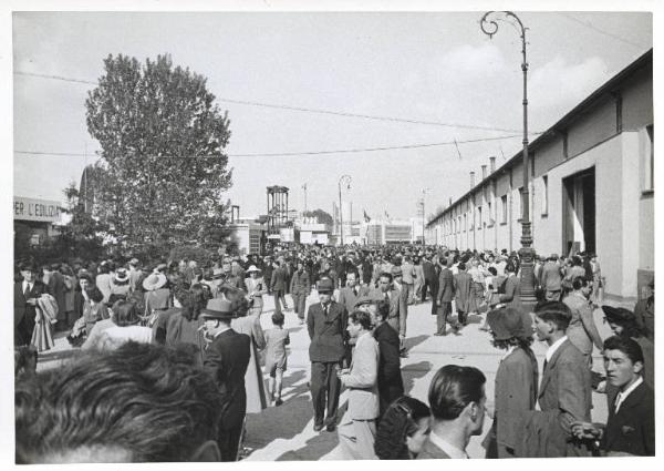 Fiera di Milano - Campionaria 1941 - Viale dell'agricoltura - Folla di visitatori