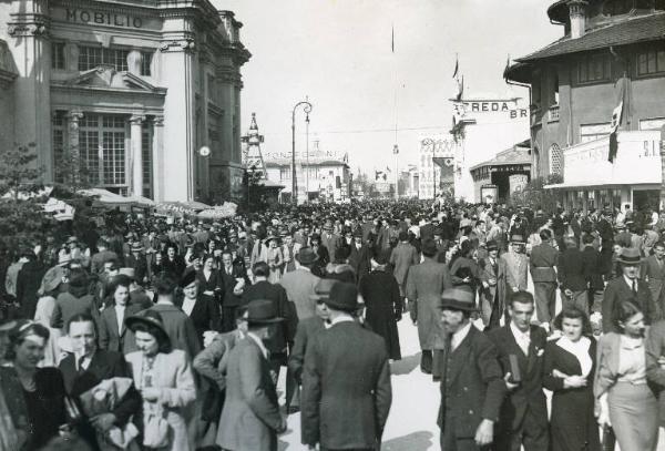 Fiera di Milano - Campionaria 1941 - Viale dell'industria - Folla di visitatori