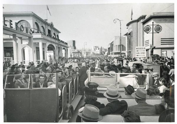 Fiera di Milano - Campionaria 1941 - Viale del commercio - Folla di visitatori