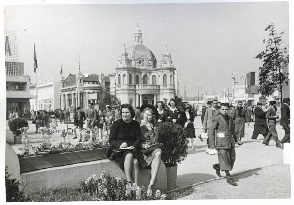 Fiera di Milano - Campionaria 1941 - Incrocio tra il viale dell'industria e il viale del commercio - Visitatori