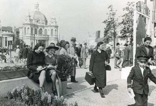 Fiera di Milano - Campionaria 1941 - Incrocio tra il viale dell'industria e il viale del commercio - Visitatori