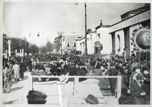 Fiera di Milano - Campionaria 1941 - Viale dell'industria - Folla di visitatori