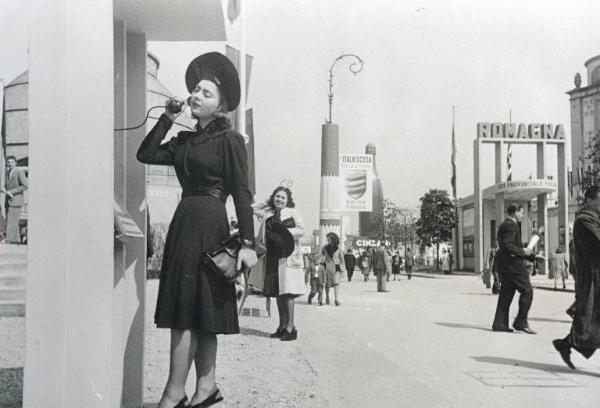Fiera di Milano - Campionaria 1941 - Visitatrice ad un telefono pubblico