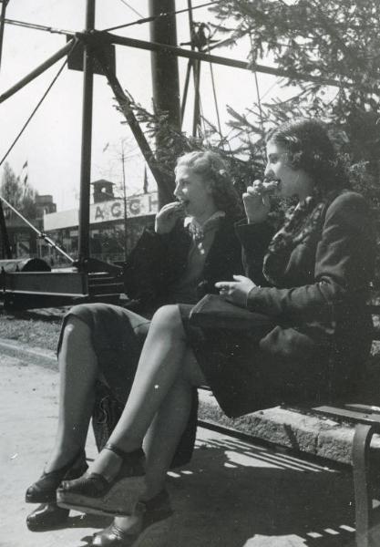 Fiera di Milano - Campionaria 1941 - Visitatrici su una panchina