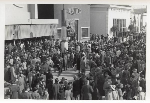 Fiera di Milano - Campionaria 1941 - Viale delle nazioni - Folla di visitatori