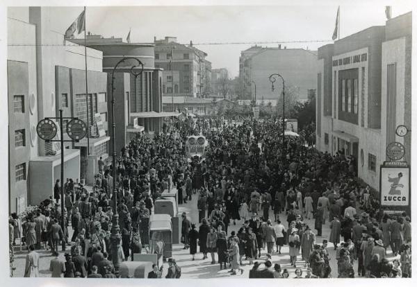 Fiera di Milano - Campionaria 1941 - Viale del commercio - Folla di visitatori