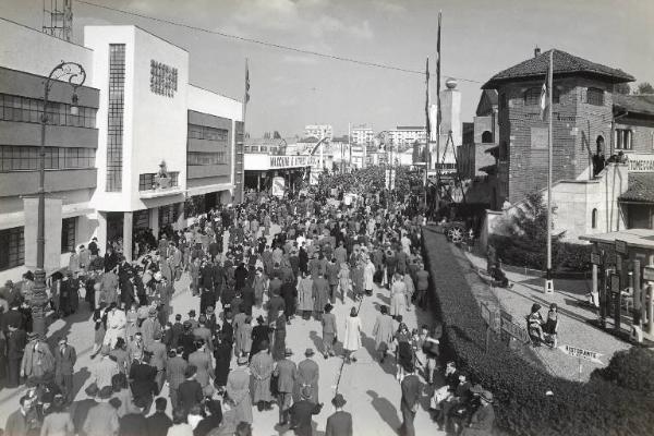 Fiera di Milano - Campionaria 1941 - Viale dell'agricoltura - Folla di visitatori