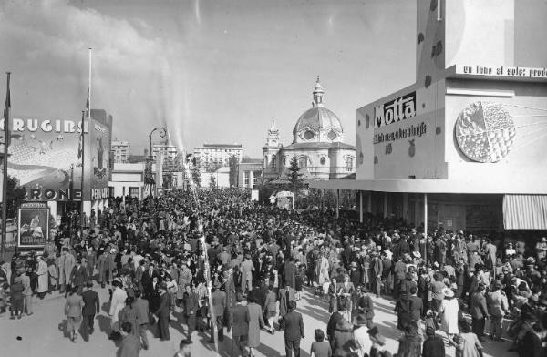 Fiera di Milano - Campionaria 1941 - Viale della scienza - Folla di visitatori