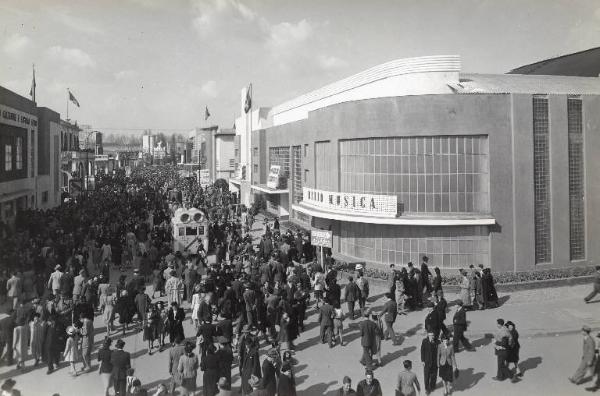 Fiera di Milano - Campionaria 1941 - Viale del commercio - Folla di visitatori