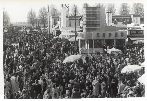 Fiera di Milano - Campionaria 1941 - Viale dell'agricoltura - Folla di visitatori