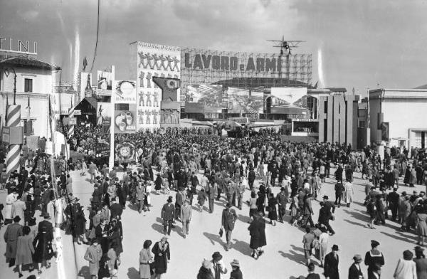 Fiera di Milano - Campionaria 1941 - Area espositiva all'aperto della Fiat - Folla di visitatori