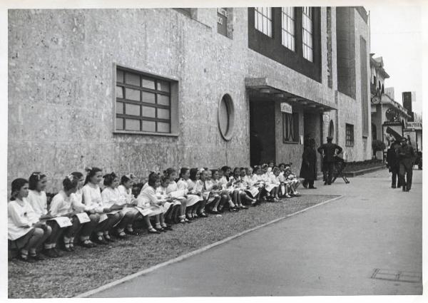 Fiera di Milano - Campionaria 1941 - Scolaresca all'esterno del padiglione delle industrie del cuoio