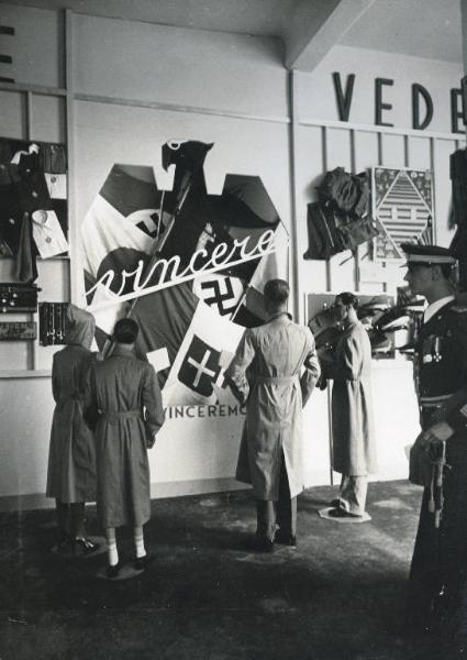 Fiera di Milano - Campionaria 1941 - Padiglione dei tessili e dell'abbigliamento - Stand di abbigliamento militare