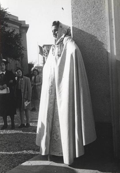 Fiera di Milano - Campionaria 1941 - Indossatrice in posa all'esterno del padiglione dell'artigianato