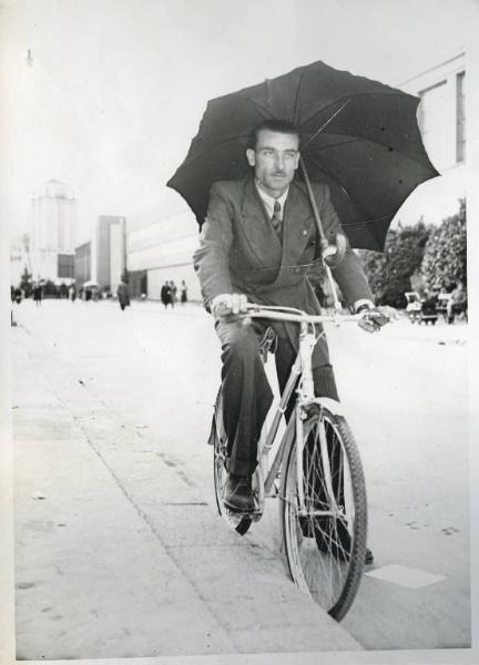 Fiera di Milano - Campionaria 1941 - Visitatore in bicicletta in un viale