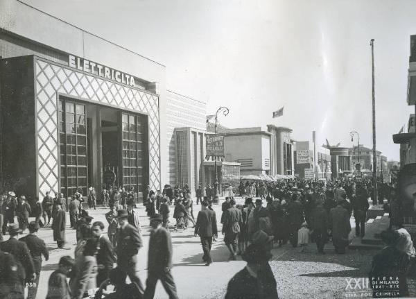 Fiera di Milano - Campionaria 1941 - Viale del commercio - Folla di visitatori