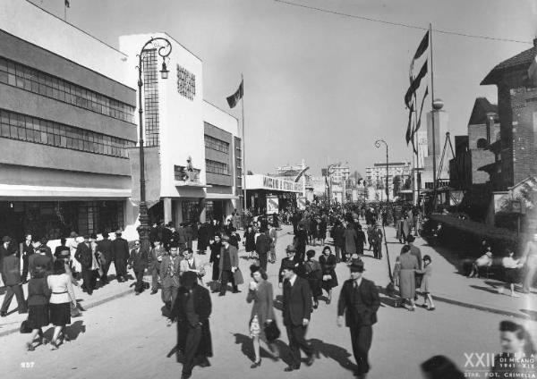 Fiera di Milano - Campionaria 1941 - Viale della scienza - Folla di visitatori