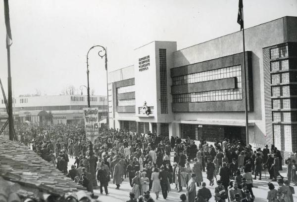 Fiera di Milano - Campionaria 1941 - Viale della scienza - Folla di visitatori