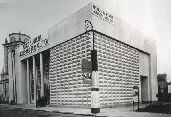 Fiera di Milano - Campionaria 1941 - Padiglione della Mostra medico-sanitaria e accessorio farmaceutica - Esterno