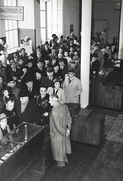 Fiera di Milano - Campionaria 1941 - Padiglione della Mostra medico-sanitaria e accessorio farmaceutica - Folla di visitatori in sala interna