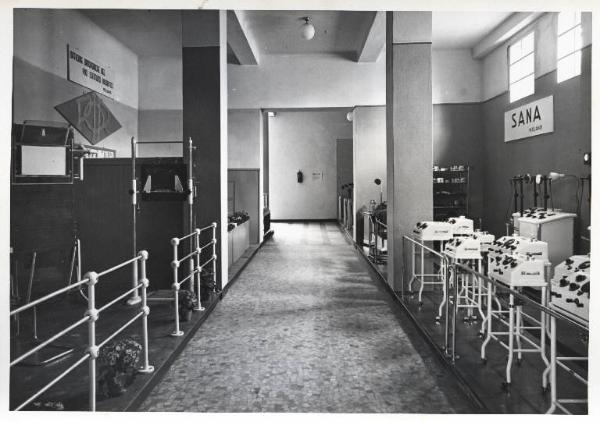 Fiera di Milano - Campionaria 1941 - Padiglione della Mostra medico-sanitaria e accessorio farmaceutica - Sala interna