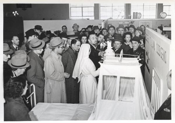 Fiera di Milano - Campionaria 1941 - Padiglione della Mostra medico-sanitaria e accessorio farmaceutica - Folla di visitatori in sala interna