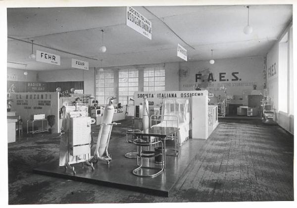 Fiera di Milano - Campionaria 1941 - Padiglione della Mostra medico-sanitaria e accessorio farmaceutica - Sala interna