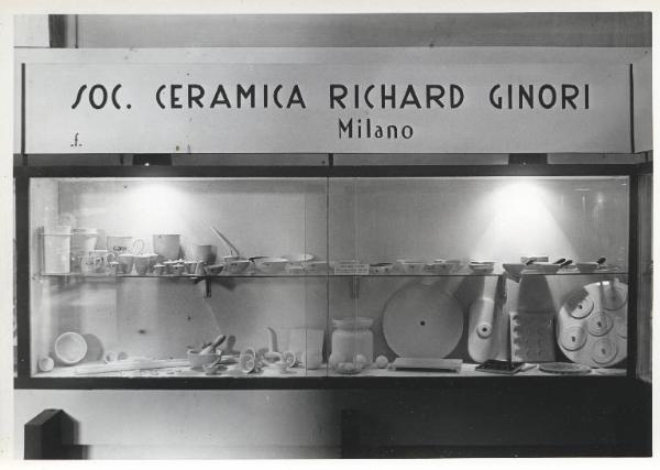 Fiera di Milano - Campionaria 1941 - Padiglione della Mostra medico-sanitaria e accessorio farmaceutica - Stand della Società ceramica Richard Ginori