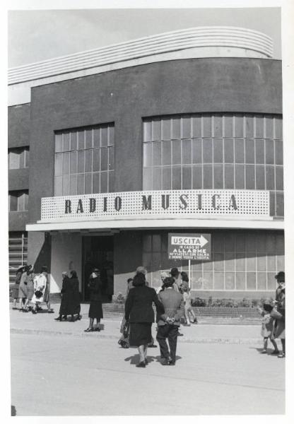 Fiera di Milano - Campionaria 1941 - Padiglione dell'ottica-foto-cine-radio-musica - Entrata del settore radio-musica