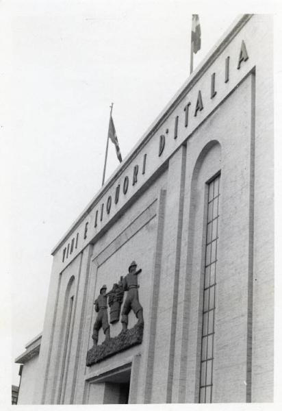 Fiera di Milano - Campionaria 1941 - Padiglione dei vini e liquori d'Italia - Particolare della facciata