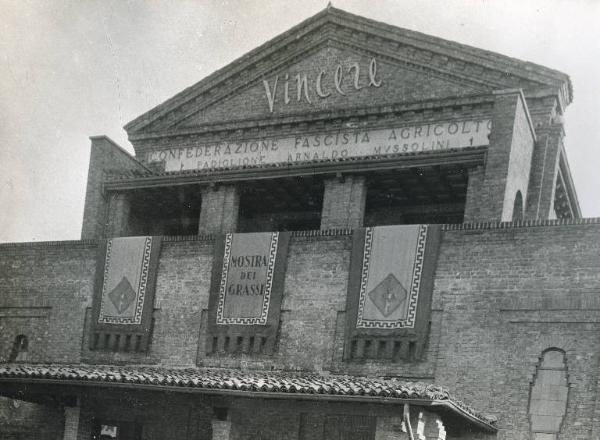 Fiera di Milano - Campionaria 1941 - Padiglione Arnaldo Mussolini (padiglione dell'agricoltura), sede della Mostra dei grassi - Particolare della facciata con insegne