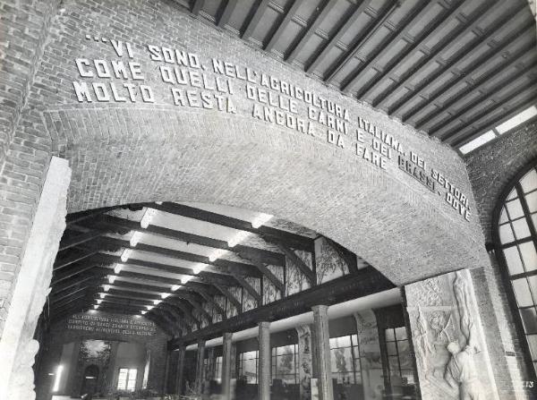 Fiera di Milano - Campionaria 1941 - Padiglione Arnaldo Mussolini (padiglione dell'agricoltura) - Mostra dei grassi - Sala