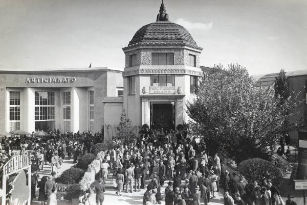 Fiera di Milano - Campionaria 1941 - Padiglione dei Fasci femminili (ex padiglione della Francia) - Folla di visitatori all'entrata