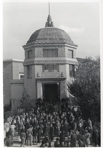 Fiera di Milano - Campionaria 1941 - Padiglione dei Fasci femminili - Folla di visitatori all'entrata