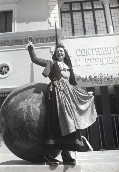 Fiera di Milano - Campionaria 1941 - Donna in costume tradizionale