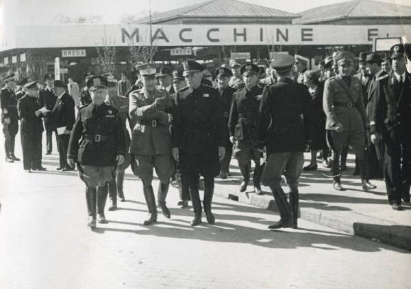 Fiera di Milano - Campionaria 1942 - Visita del conte di Torino Vittorio Emanuele di Savoia e del sottosegratario alle corporazioni Ermanno Amicucci in occasione della inaugurazione