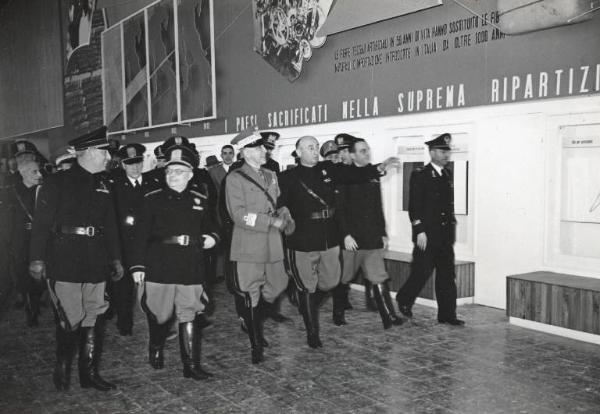 Fiera di Milano - Campionaria 1942 - Visita del conte di Torino Vittorio Emanuele di Savoia e del sottosegratario alle corporazioni Ermanno Amicucci in occasione della inaugurazione