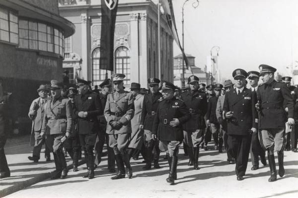 Fiera di Milano - Campionaria 1942 - Visita del conte di Torino Vittorio Emanuele di Savoia e del sottosegratario alle corporazioni Ermanno Amicucci in occasione della inaugurazione