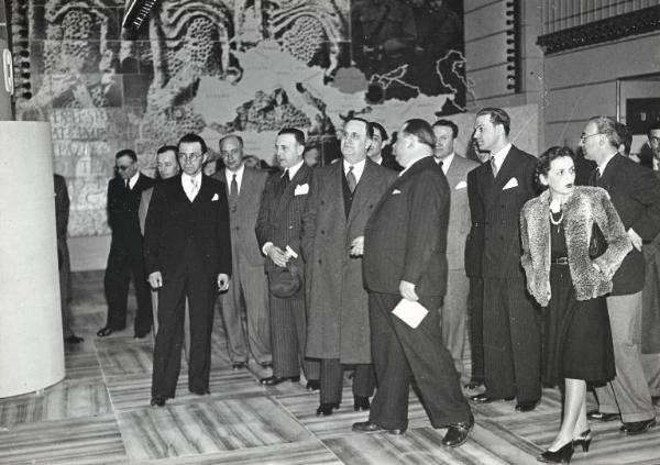 Fiera di Milano - Campionaria 1942 - Visita del ministro delle finanze della Romania Nicolae Scarlat Stoenescu