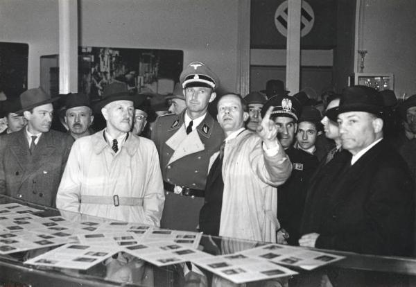 Fiera di Milano - Campionaria 1942 - Visita del presidente dell'organizzazione tedesca del commercio Franz Hajler