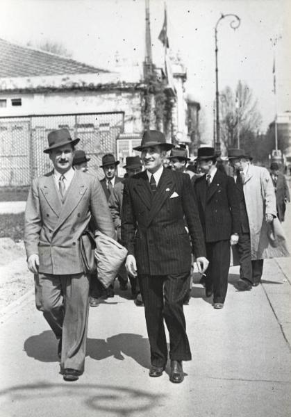 Fiera di Milano - Campionaria 1942 - Visita di Dino Gardini, membro della Corporazione della meccanica