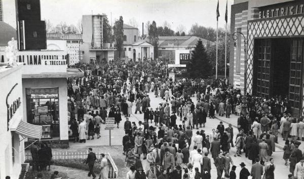 Fiera di Milano - Campionaria 1942 - Viale del commercio - Folla di visitatori