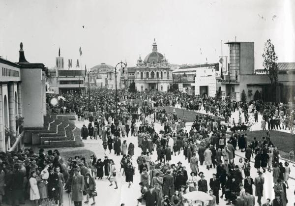 Fiera di Milano - Campionaria 1942 - Viale dell'industria - Folla di visitatori