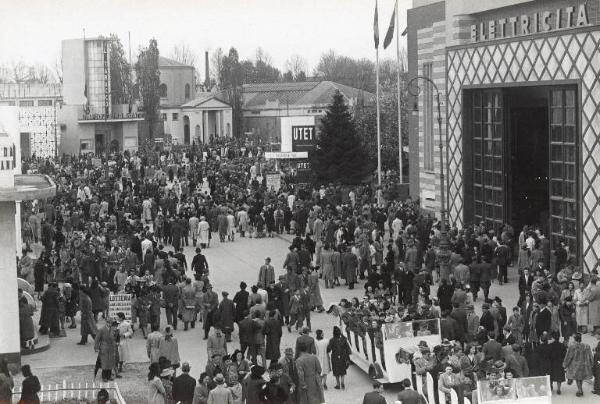 Fiera di Milano - Campionaria 1942 - Viale del commercio - Folla di visitatori