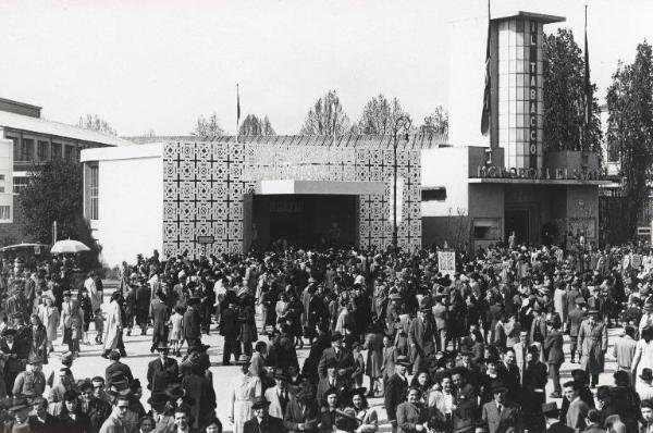 Fiera di Milano - Campionaria 1942 - Viale dell'industria - Folla di visitatori