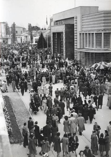 Fiera di Milano - Campionaria 1942 - Viale del commercio - Folla di visitatori