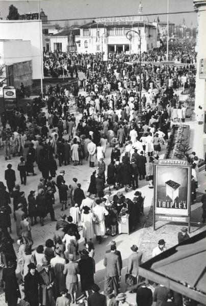 Fiera di Milano - Campionaria 1942 - Viale dell'industria e piazza Italia - Folla di visitatori