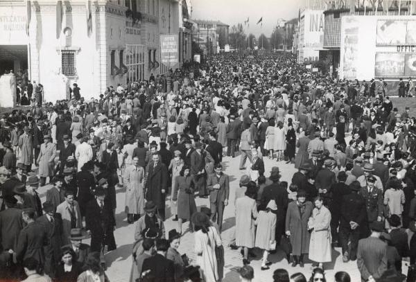 Fiera di Milano - Campionaria 1942 - Viale dell'industria - Folla di visitatori