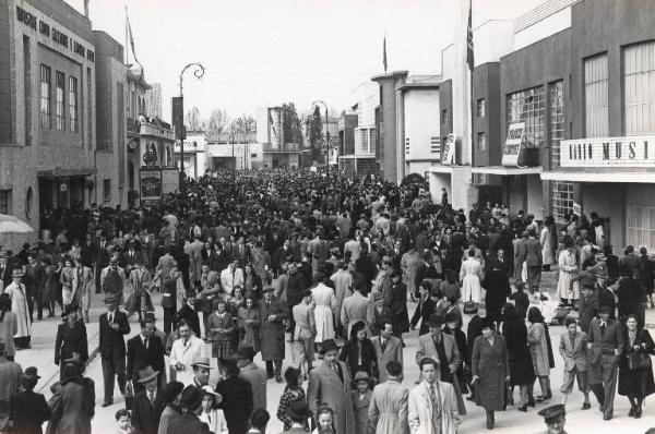 Fiera di Milano - Campionaria 1942 - Viale del commercio - Folla di visitatori